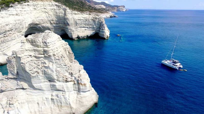 Μήλος και Τήνος ανάμεσα στα καλύτερα ελληνικά νησιά για διακοπές το καλοκαίρι του 2024